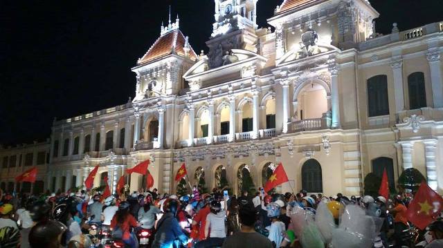 Áo cờ đỏ sao vàng cổ động đội tuyển Việt Nam chiến thắng