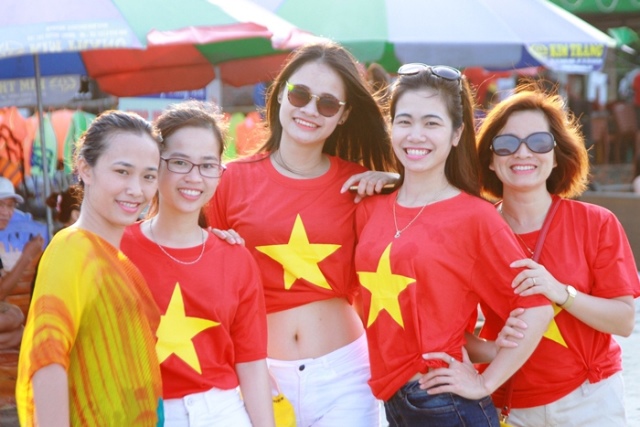  Bức ảnh tập thể giáo viên trườngNgôi Sao Hà Nội vô cùng rực rỡ khi khoác lên mình chiếc áo cờ đỏ sao vàng 