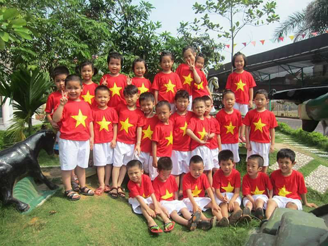 Áo cờ đỏ sao vàng cho trẻ em