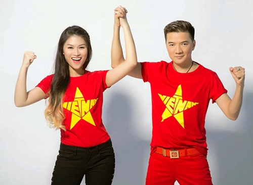Áo cờ đỏ sao vàng cách điệu có chữ Việt Nam bên trong