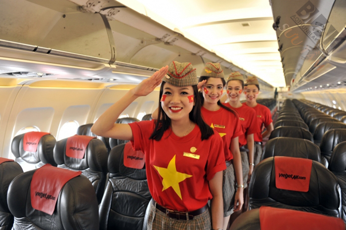 Tiếp viên Viet Jet trong trang phục áo cờ đỏ