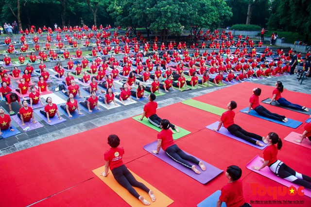 Áo cờ đỏ sao vàng sự kiện ngày quốc tế Yoga - Hình 2