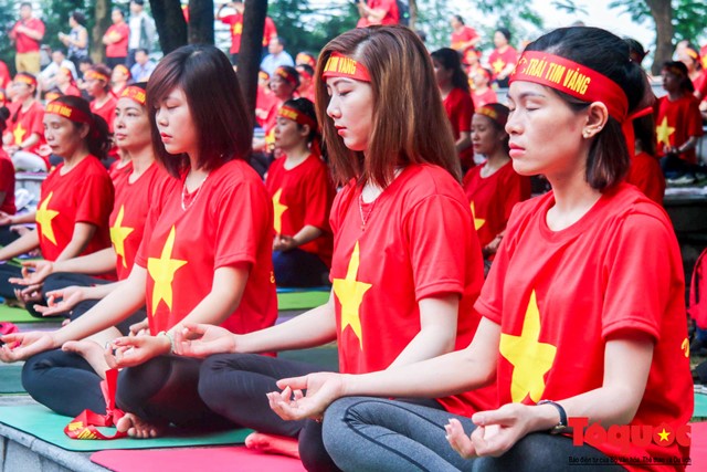 Áo cờ đỏ sao vàng sự kiện ngày quốc tế Yoga - Hình 3