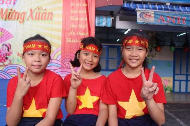 Áo cờ đỏ sao vàng trường tiểu học Nguyễn Thị Minh Khai - Hình 1