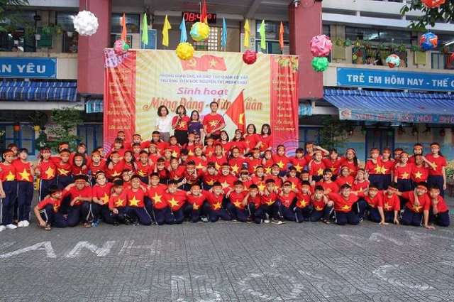 Áo cờ đỏ sao vàng trường tiểu học Nguyễn Thị Minh Khai - Hình 3