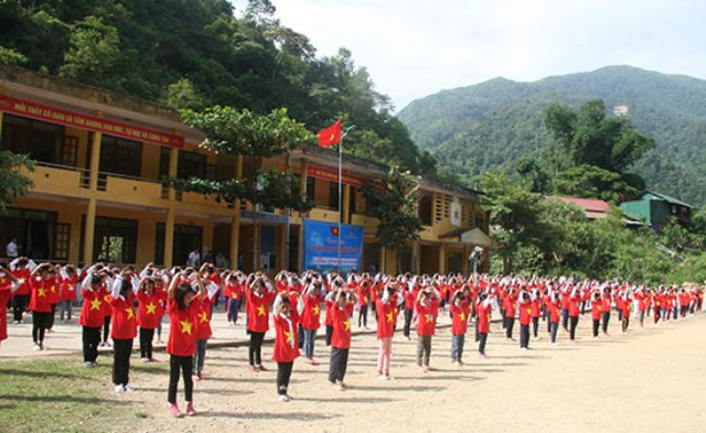 Các em học sinh mặc áo cờ đỏ sao vàng tham gia chào cờ - Hình 2