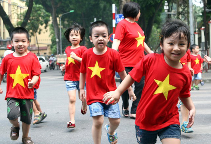 Các bé mặc áo cờ Việt Nam đi chơi