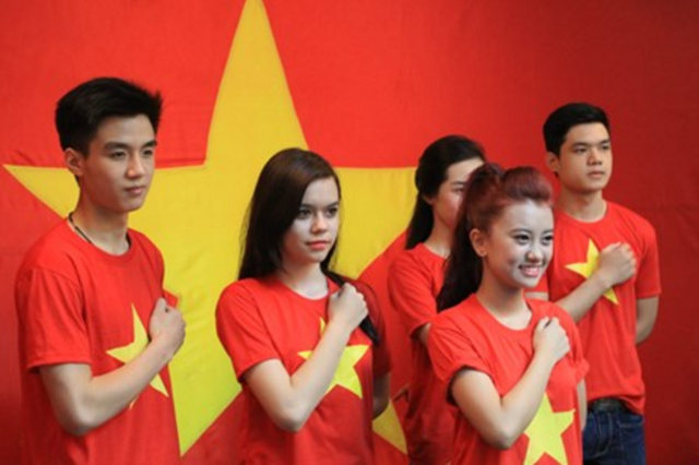 Các bạn trẻ trong trang phục áo cờ đỏ sao vàng thể hiện niềm tự hào dân tộc