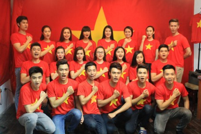 Các bạn trẻ mặc áo cờ đỏ sao vàng hô vang khẩu hiệu tôi yêu Việt Nam