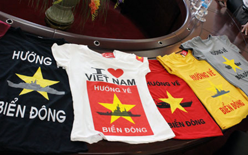 Chọn màu áo cờ Việt Nam cho nữ