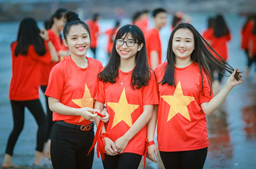 Mặc áo cờ Việt Nam thể hiện tình yêu quê hương đất nước