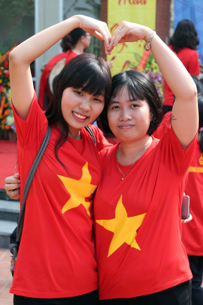 Có nên mua áo đôi cờ Việt nam không?