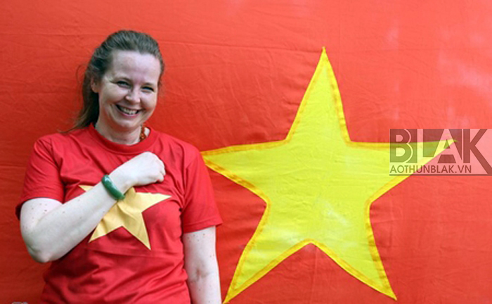Áo lá cờ Việt Nam xinh cho khách nước bạn