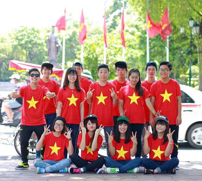 Các bạn trẻ mặc áo phông cờ Việt Nam