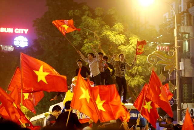 Bán áo cờ đỏ sao vàng trận bán kết U23 Việt Nam - U23 Qatar