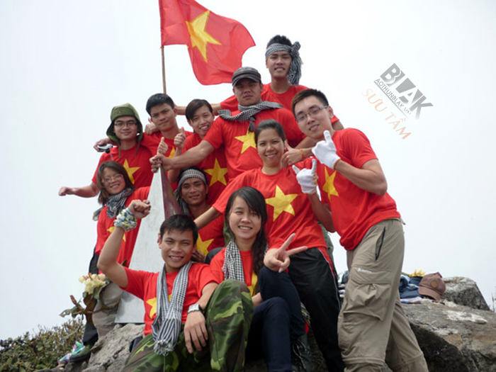 Bán áo thun cờ Việt Nam cho dân mê phượt