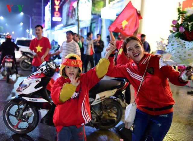 Hai mẹ con cùng cổ vũ cho đội U23 Việt Nam 