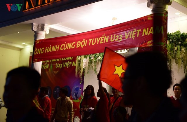 Fan hâm mộ bóng đá Việt Nam mở hội trường trên đường Lê Lợi đồng hành cùng đội tuyển U23 Việt Nam