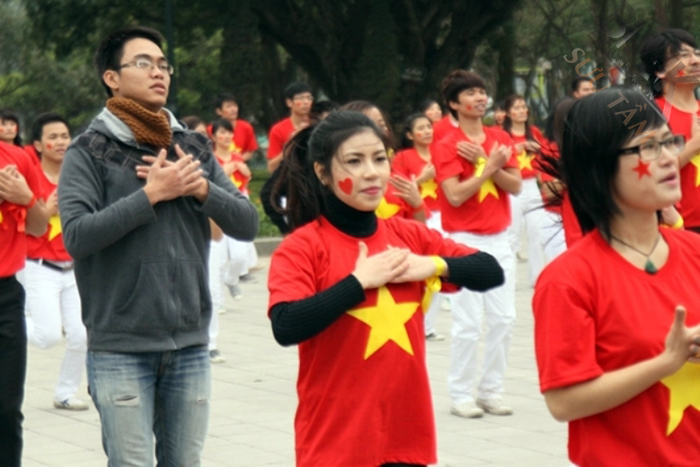 Mặc áo cờ Việt Namtrong các chương trình