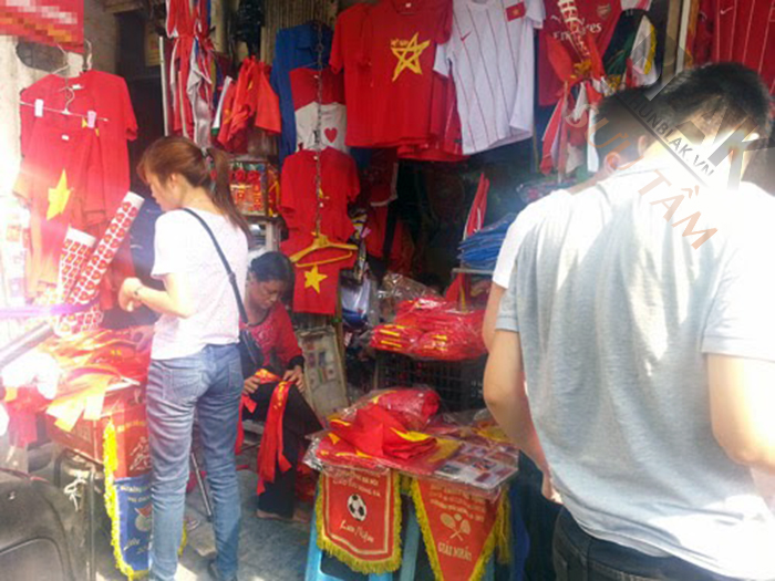 Thị trường bán áo lá cờ Việt Nam sôi động