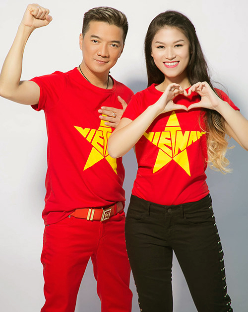 Áo cờ đỏ sao vàng có chữ Việt Nam bên trong cách điệu