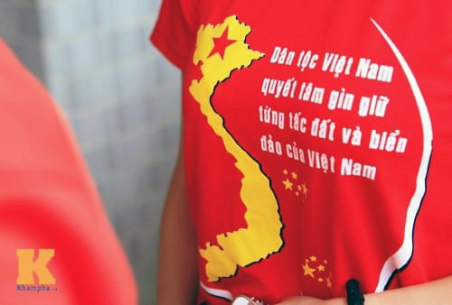 Áo cờ đỏ sao vàng bảng đồ Việt Nam đẹp