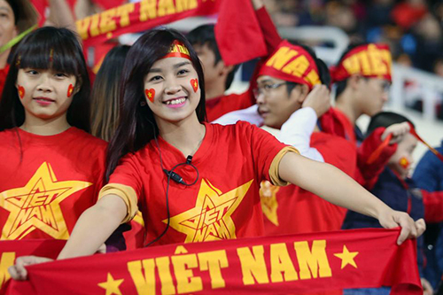Áo cờ đỏ sao vàng có chữ Việt Nam bên trong