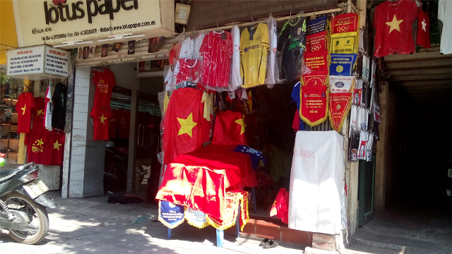 Shop bán áo cờ đỏ sao vàng ở chợ