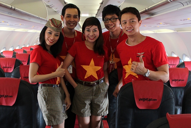 Tiếp viên Viet Jet Air mặc áo cờ đỏ sao vàng nhân ngày lễ quốc khánh