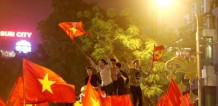 2000 áo cờ đỏ sao vàng chuẩn bị cho bán kết U23 Châu Á Việt Nam - Qatar