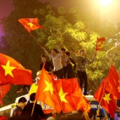 2000 áo cờ đỏ sao vàng chuẩn bị cho bán kết U23 Châu Á Việt Nam - Qatar