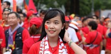CĐV diện áo cờ đỏ sao vàng cổ vũ đội tuyển Việt Nam