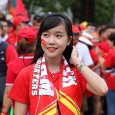 CĐV diện áo cờ đỏ sao vàng cổ vũ đội tuyển Việt Nam