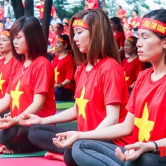 Áo cờ đỏ sao vàng sự kiện ngày quốc tế Yoga