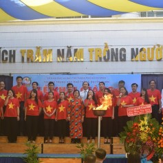 Áo cờ đỏ sao vàng xuất hiện tại lễ khai giảng trường THPT Bùi Thị Xuân