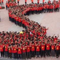 Áo cờ đỏ sao vàng trường THPT Hương Sơn, Hà Tĩnh