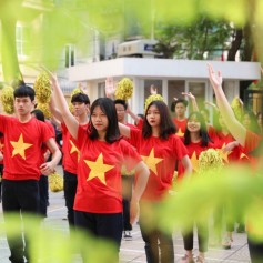 Áo cờ đỏ sao vàng trường THPT Trần Nhân Tông