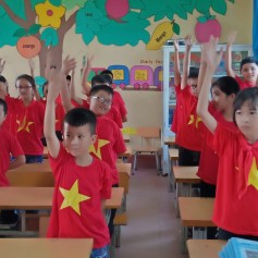 Áo cờ đỏ sao vàng trường Tiểu học Lê Hồng Phong Câu Lạc Bộ Tiếng Anh