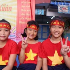 Áo cờ đỏ sao vàng trường tiểu học Nguyễn Thị Minh Khai