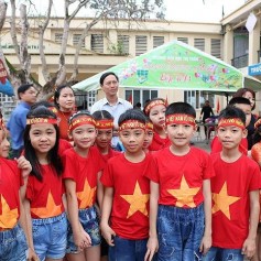 Áo cờ đỏ sao vàng trường tiểu học thị trấn Hương Khê