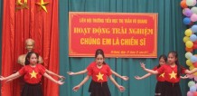 Áo cờ đỏ sao vàng trường Tiểu học Thị trấn Vũ Quang