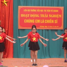 Áo cờ đỏ sao vàng trường Tiểu học Thị trấn Vũ Quang