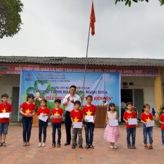 Áo cờ đỏ sao vàng trường tiểu học Thị Trấn Yên Lạc