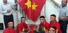 Mặc áo cờ Việt Nam cổ động cho đội tuyển U23