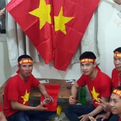Mặc áo cờ Việt Nam cổ động cho đội tuyển U23