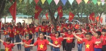 Áo cờ Việt Nam trường Tiểu học Thị trấn Vũ Quang