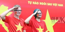 Áo hình cờ Việt Nam bay khắp năm châu