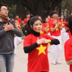 Áo phông cờ Việt Nam - tình yêu quê hương đất nước bất diệt