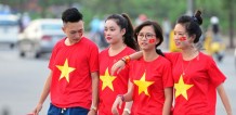 Có phải chiếc áo thun lá cờ Việt Nam nào cũng đẹp?