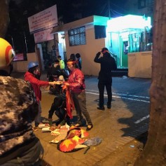 Bán áo cờ, lá cờ, băng rôn hốt bạc nhờ U23 Việt Nam vào bán kết